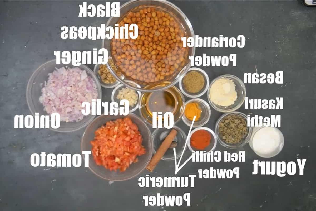 Curry di Ceci Neri 3 Ingredienti per il Curry di Ceci Neri disposti su un piano.