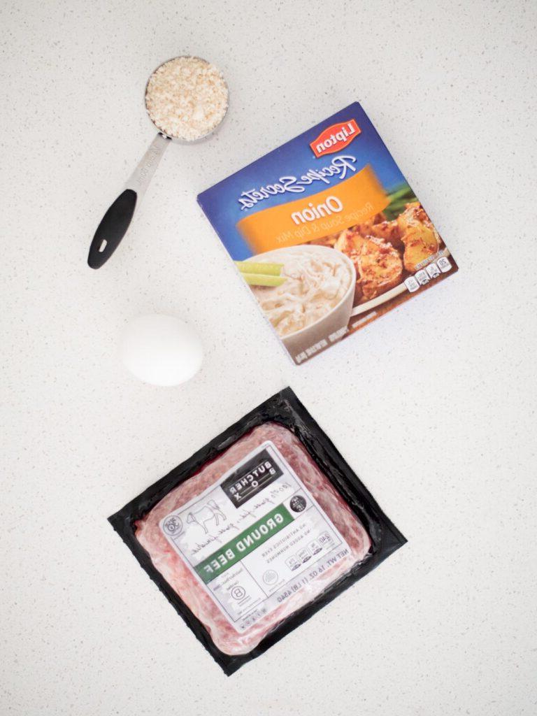 Ingredienti per polpette di cipolla alla francese: carne macinata, uovo, preparato per zuppa di cipolle e panko