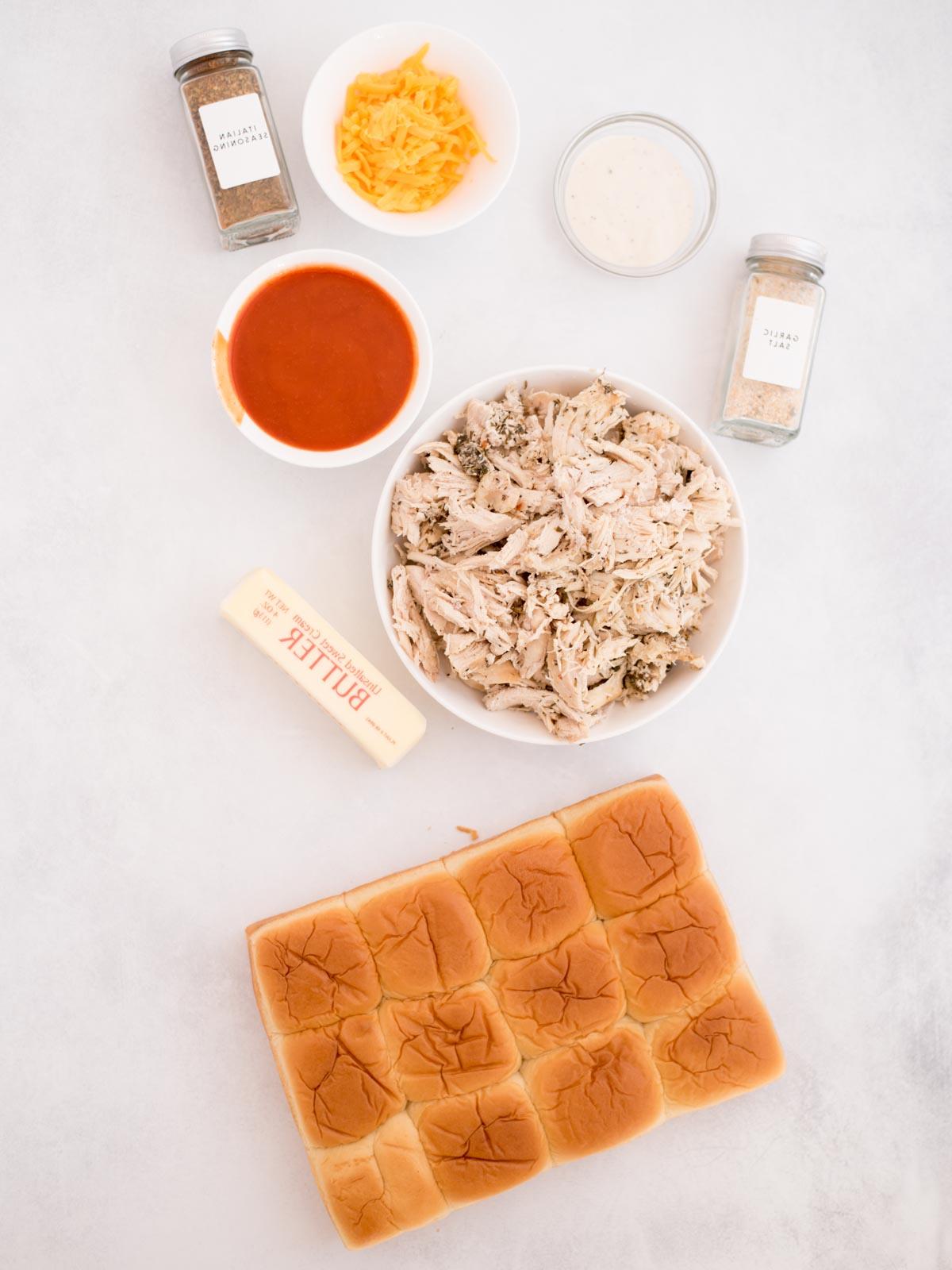 Mini-panini Hawaiani al Pollo Buffalo 3 Ingredienti mostrati utilizzati per preparare gli sliders di pollo Buffalo.