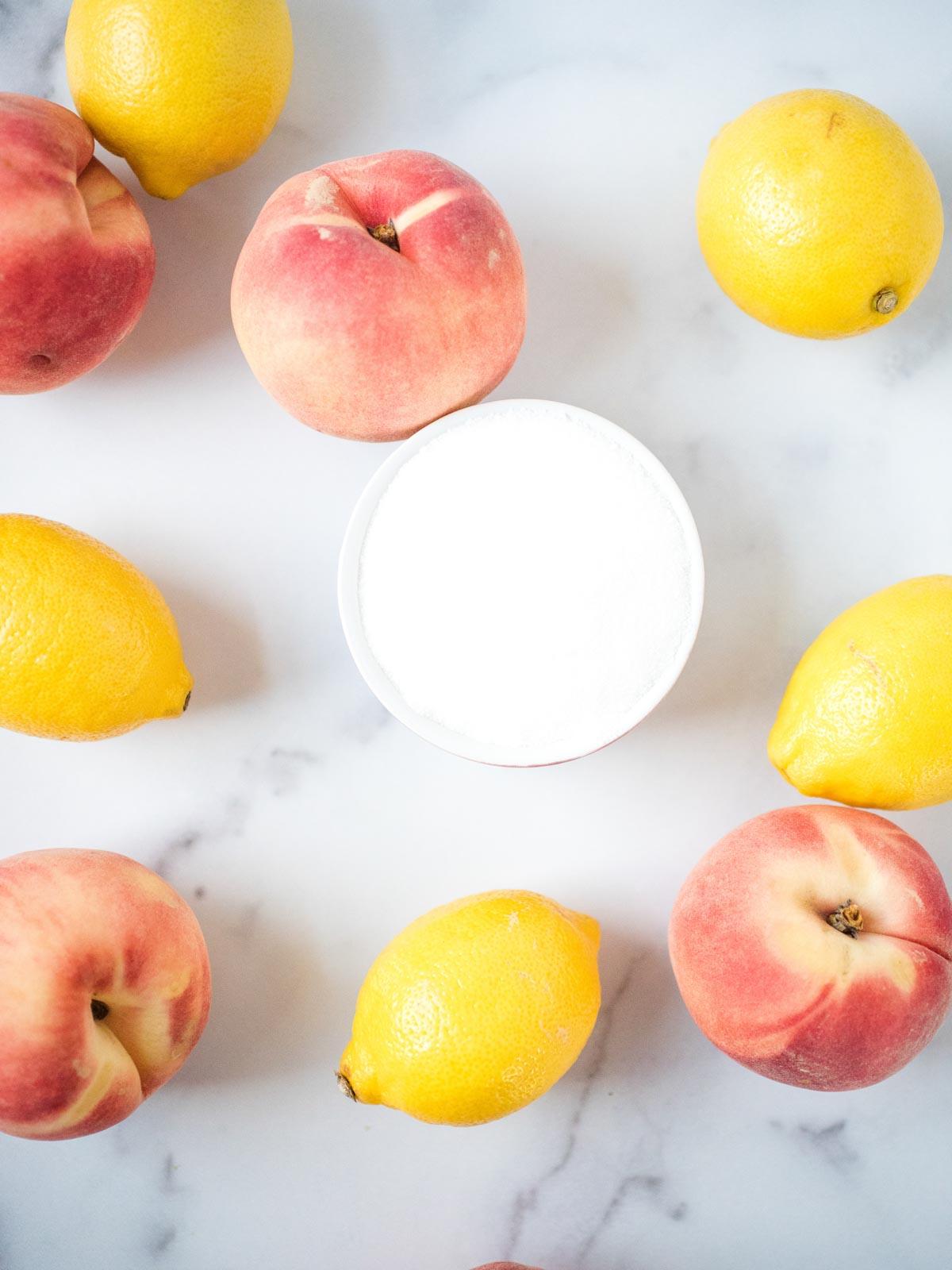Come fare la Limonata alla Pesca Fatta in Casa 3 Ingredienti per la limonata alla pesca visti dall'alto