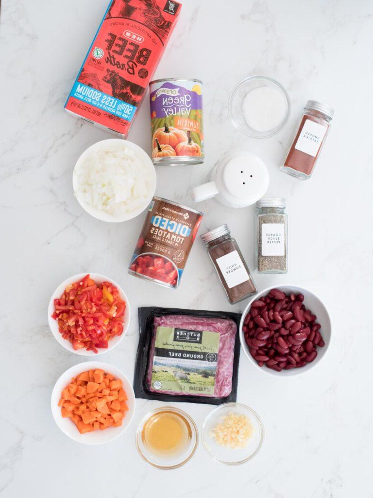Chili di Carne Macinata e Zucca 3 ingredienti per il chili di zucca disposti su un tavolo