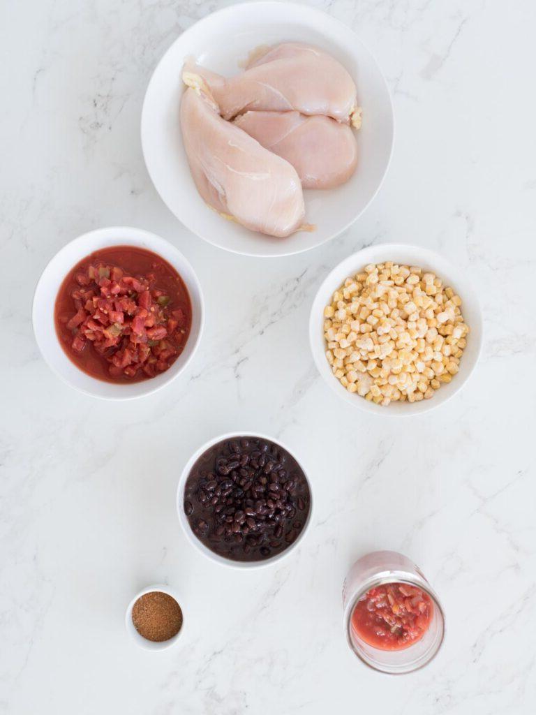Pollo Messicano a Cottura Lenta 3 Slow cooker per pollo messicano. Una visione di tutti gli ingredienti pronti per essere inseriti nella pentola a cottura lenta.