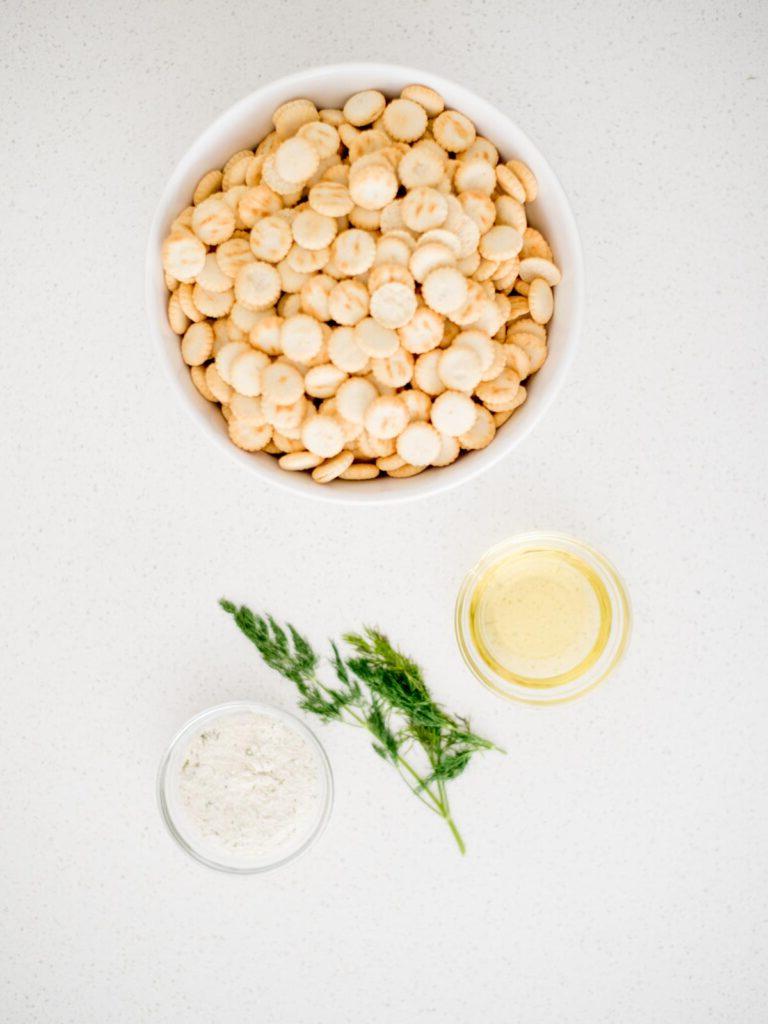 Ingredienti mostrati necessari per preparare i cracker alle ostriche conditi.