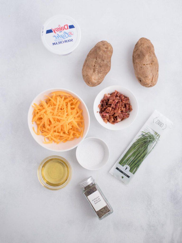 Facili Bucce di Patate in Friggitrice ad Aria 3 Ingredienti mostrati per preparare le bucce di patate in friggitrice ad aria.