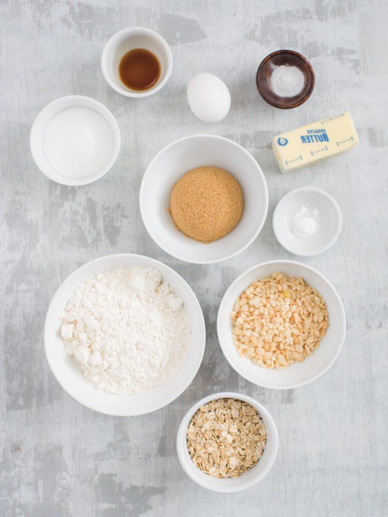 Ricetta Biscotti Avena e Rice Krispies 3 Ingredienti disposti per i biscotti di avena e Rice Krispies
