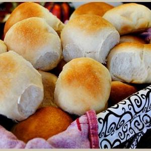 Rotoli di miele 2 Rotoli al Miele e Burro appena sfornati in una teglia