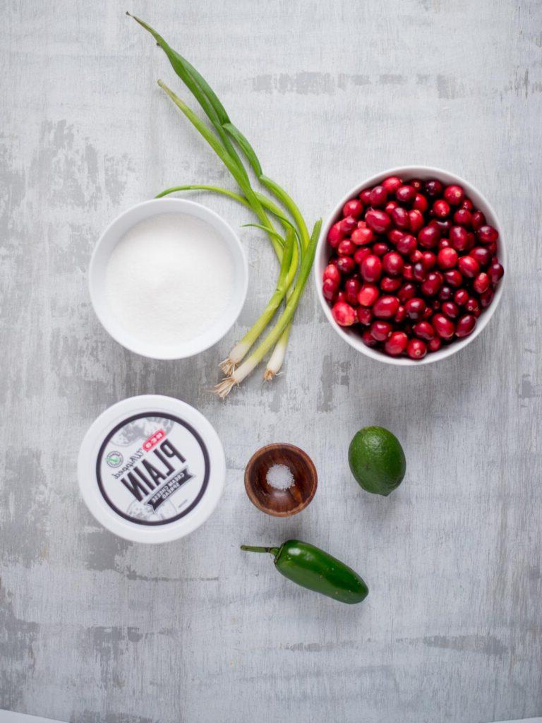 Salsa ai Mirtilli Rossi e Jalapeño 3 Ingredients needed to make cranberry jalapeno dip.