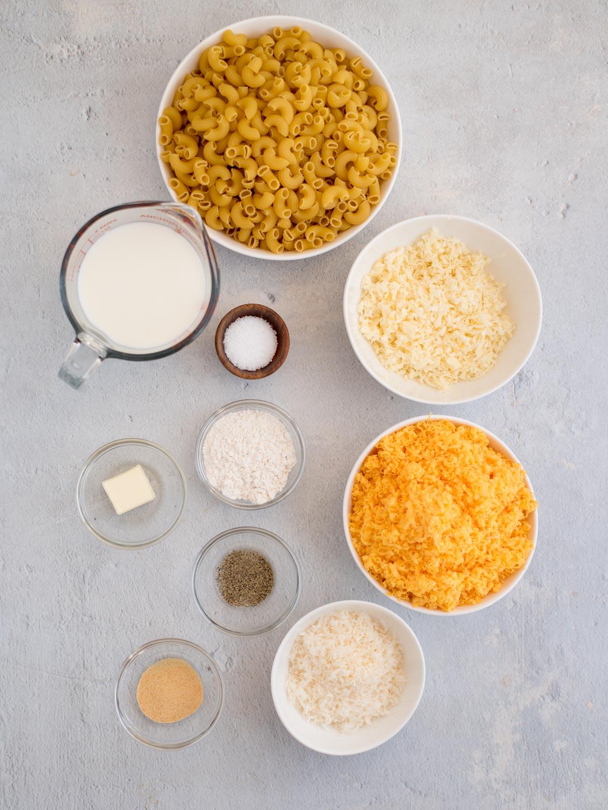 **I Migliori Maccheroni al Forno Super Formaggiosi** 3 Ingredienti utilizzati per preparare il Mac and Cheese al forno, disposti su un tavolo da cucina.