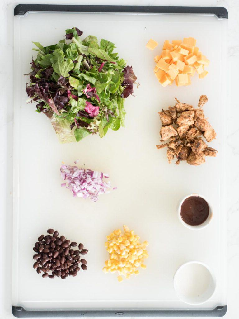 Ingredienti per l'insalata Mason Jar con pollo BBQ