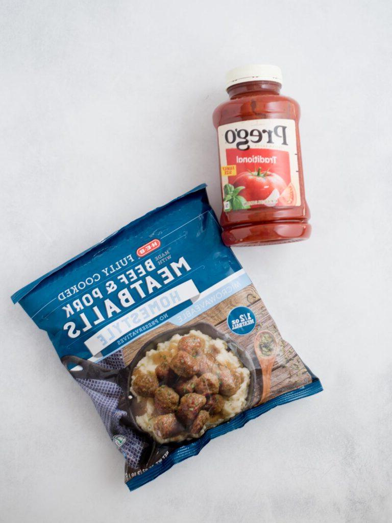 Polpette Congelate nell'Instant Pot 3 Bustina di polpette surgelate e un barattolo di salsa di pomodoro.
