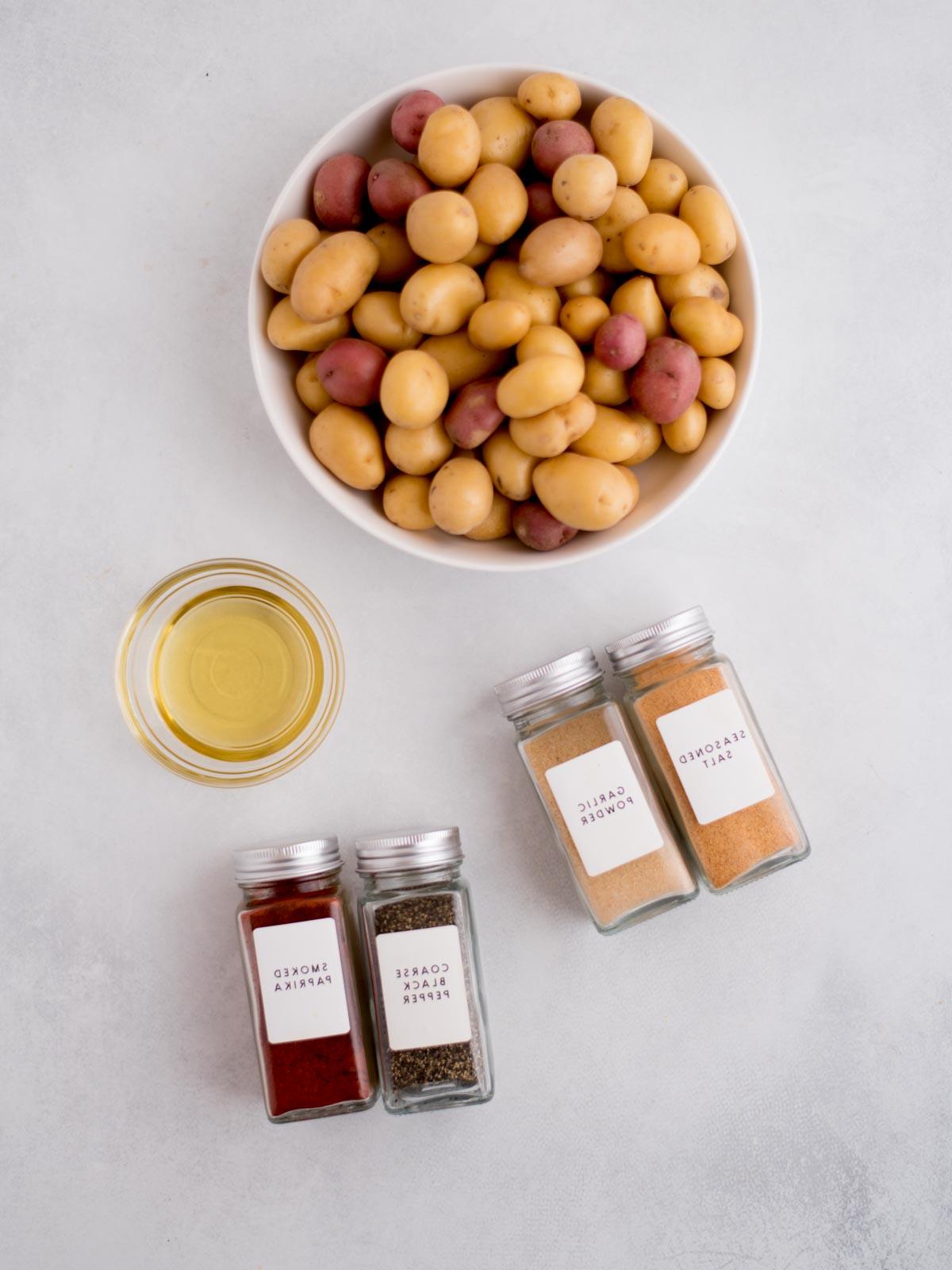 Patate Novelle in Friggitrice ad Aria 3 Ingredienti per preparare patate novelle cotte in friggitrice ad aria: patate, olio d'oliva, aglio in polvere, sale condito, pepe nero e paprika.