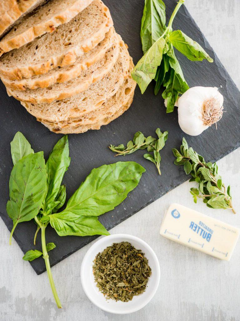 Pane all'aglio fatto in casa con pane a fette 3 ingredienti per pane all'aglio facile