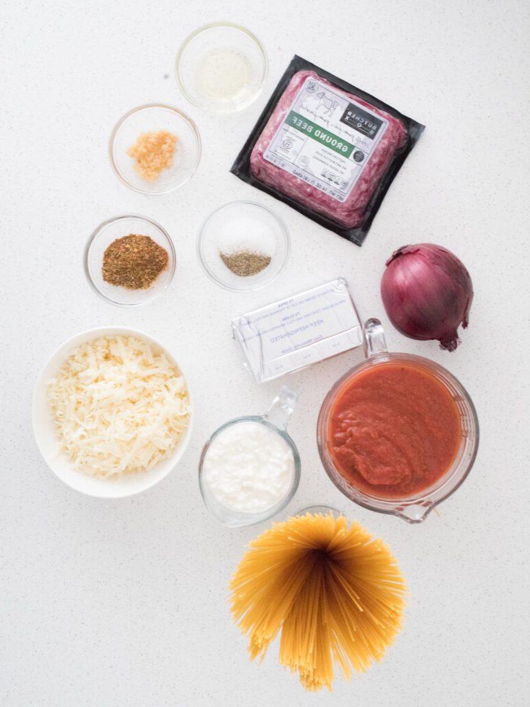 La Migliore Ricetta di Spaghetti al Forno (Facile) 3 Ingredienti disposti sul tagliere, pronti per la preparazione degli spaghetti al forno