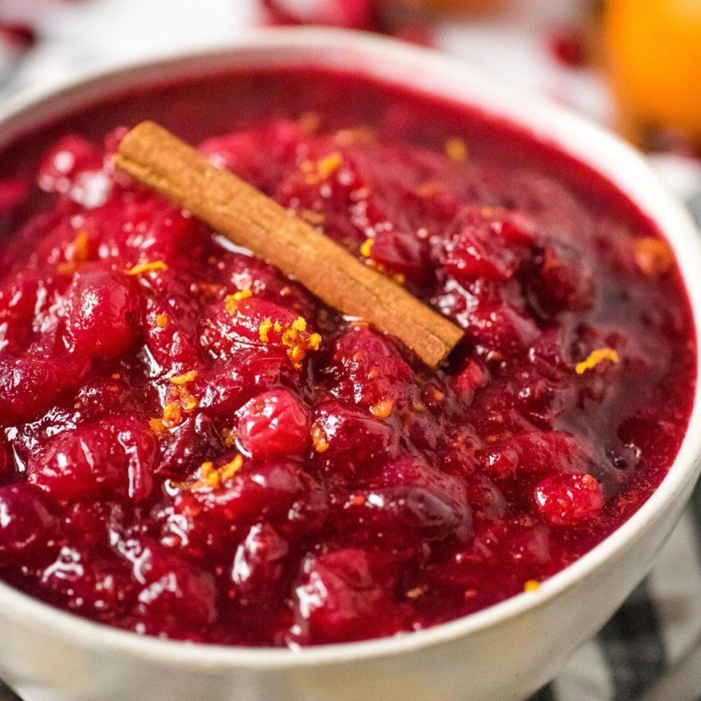 Ricette Instant Pot per il Ringraziamento 2 Ciotola piena di salsa di mirtilli rossi