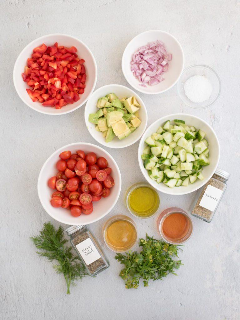 Insalata di Cetrioli, Pomodori, Cipolle e Avocado 3 Ingredienti mostrati usati per preparare l'insalata di cetrioli e pomodori.