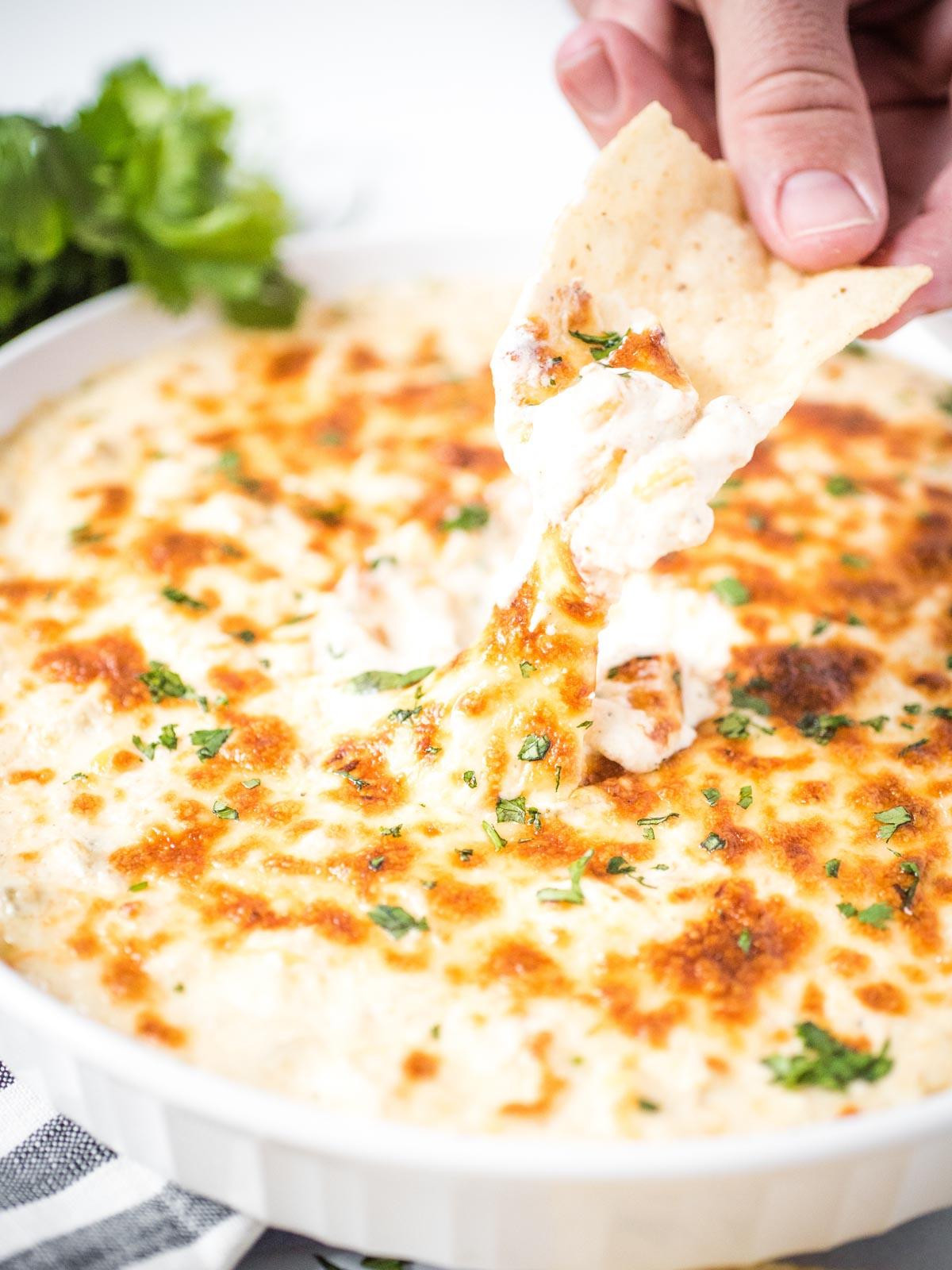 Salsa di Formaggio al Peperoncino Verde con Formaggio Cremoso 4 Patatina che intinge nella salsa verde Queso Blanco al peperoncino con filo di formaggio
