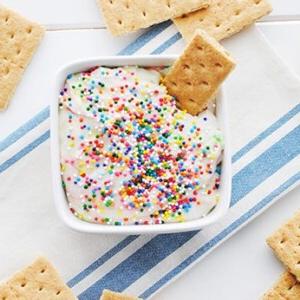 La Migliore Ricetta per il Dip Funfetti 4 dip funfetti in una ciotola circondato da cracker di graham