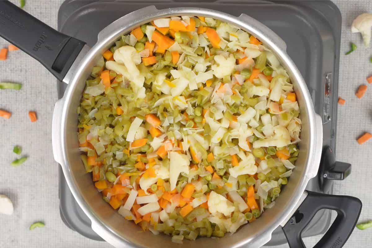 Verdure cotte e tenere pronte per essere schiacciate e trasformate in bhaji.