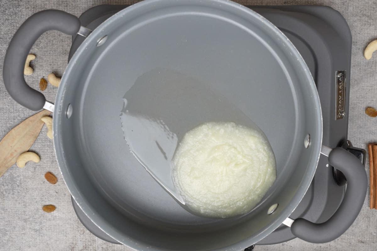 Ghee che si riscalda in una padella.