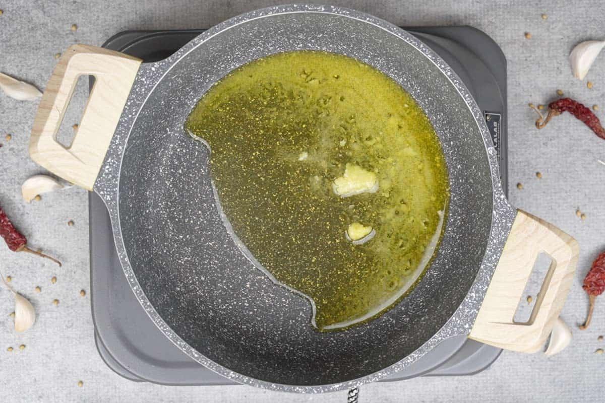 Ghee che si scalda in una padella.
