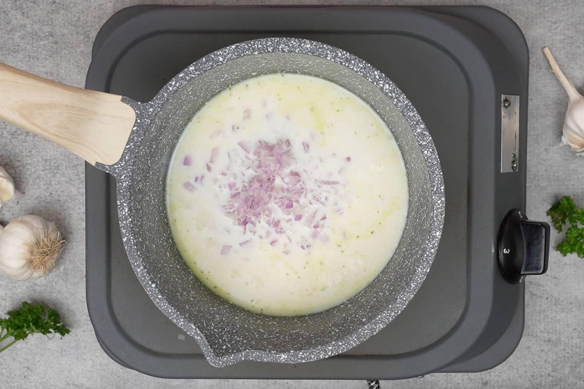 Salsa al Limone, Aglio e Burro 4 Brodo di pollo, latte, aglio e cipolla mescolati in una padella.
