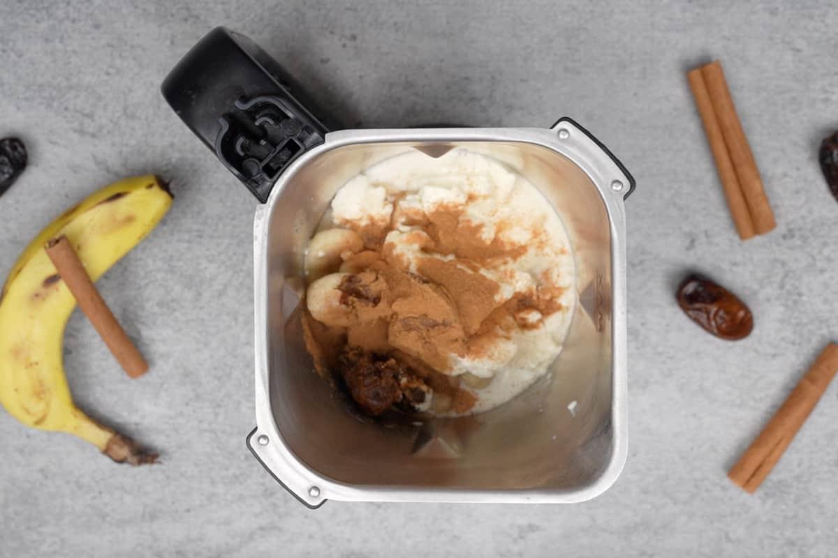 Frullato Banana e Cannella 4 Tutti gli ingredienti aggiunti a un frullatore.