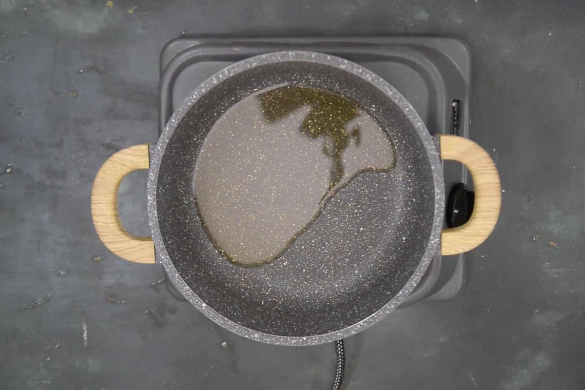 Gombo croccante alla farina di ceci 4 Olio vegetale che si scalda in una padella.
