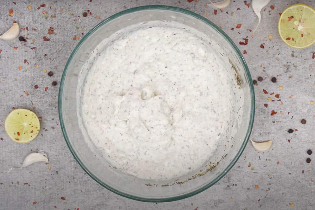 Salsa allo yogurt e maionese ben mescolata con una frusta.