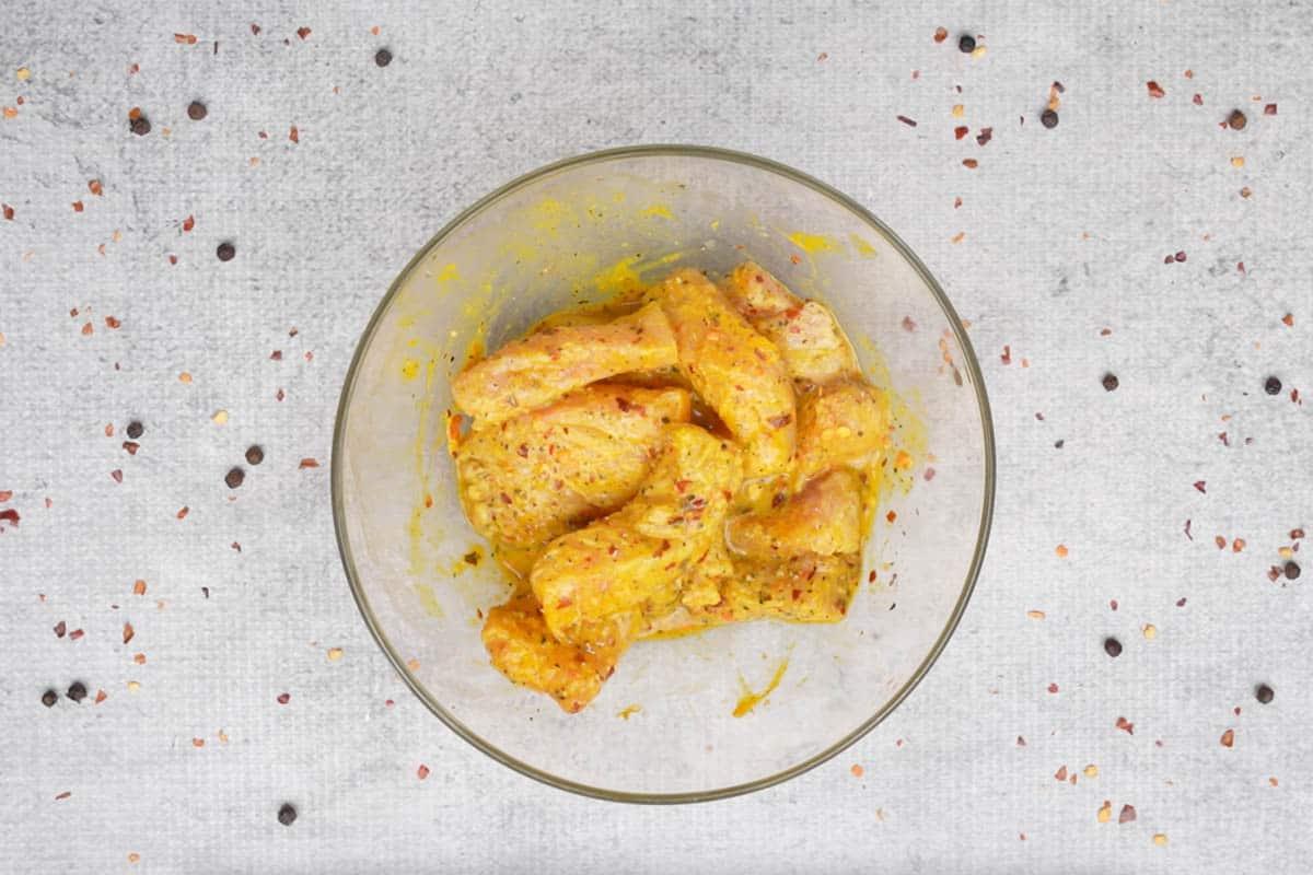 Ingredienti della marinatura ben mescolati con il pesce.