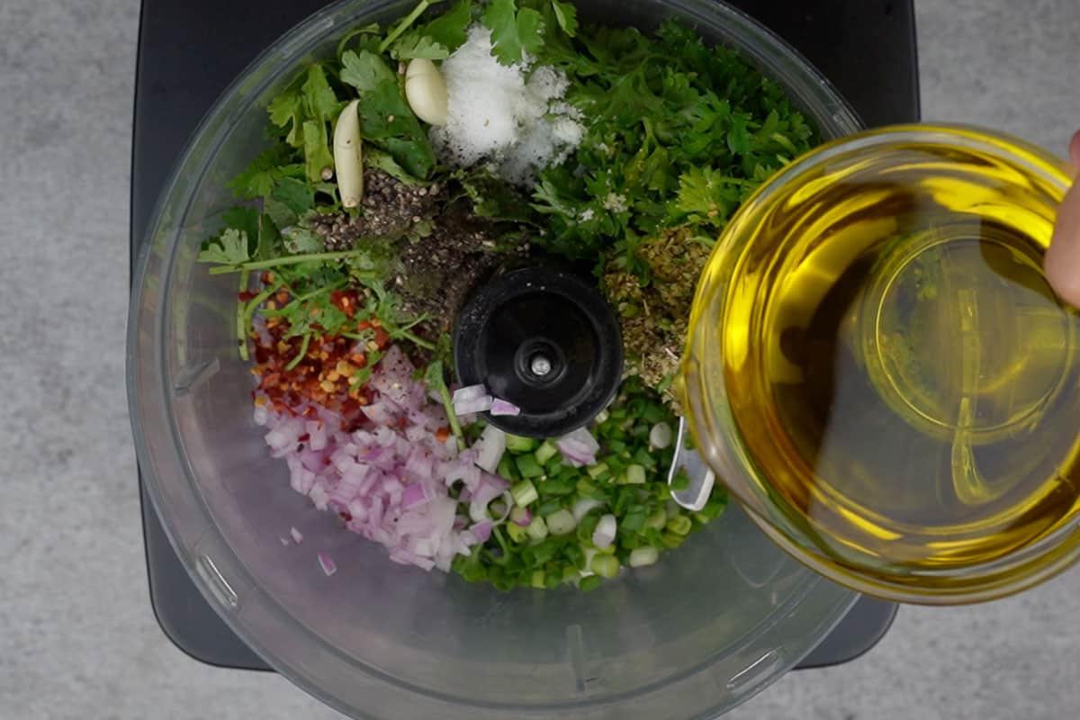 ¼ tazza di olio extra vergine d'oliva aggiunta al robot da cucina.