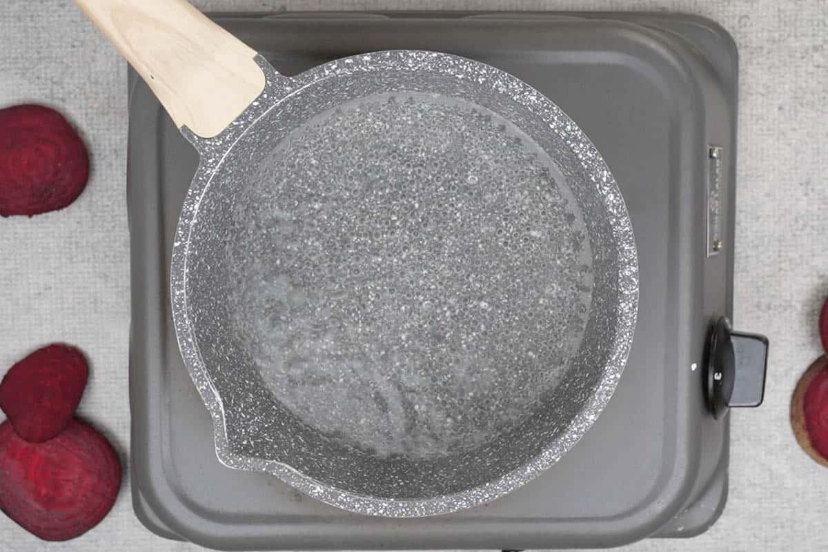 Poori alla Barbabietola 4 Acqua che bolle in una pentola.