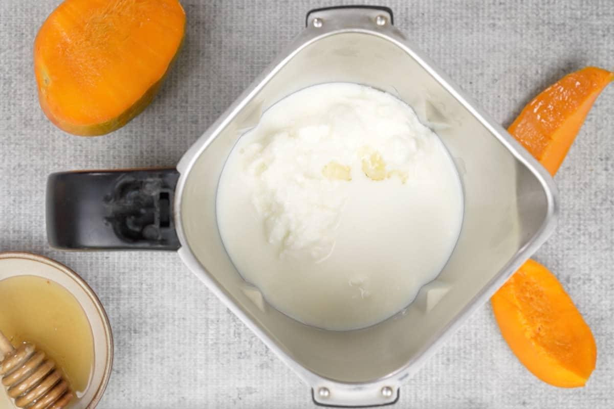 Frullato di Mango e Banana 4 Tutti gli ingredienti aggiunti al frullatore.