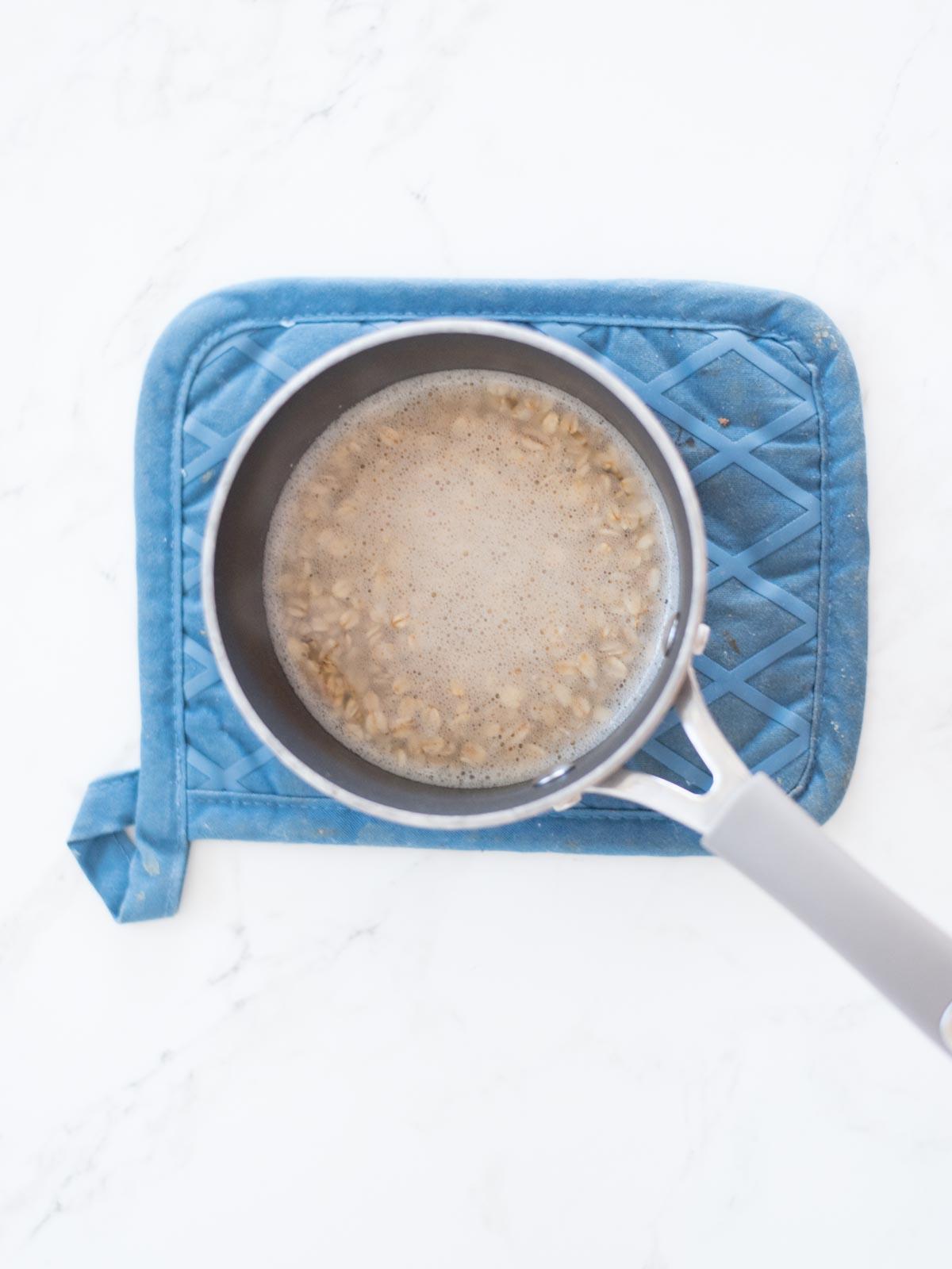 Ricetta di Porridge al Banana Bread 4 oatmeal and water in a saucepan