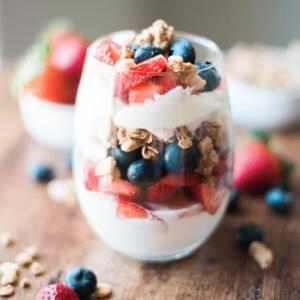 Parfait di Frutta, Yogurt e Granola 4 parfait di frutti di bosco per la colazione in un bicchiere