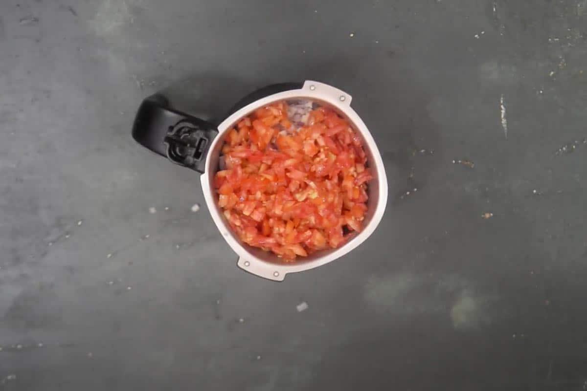 Curry di Ceci Neri 4 Cipolla, zenzero, aglio e pomodoro aggiunti in un frullatore per la pasta.