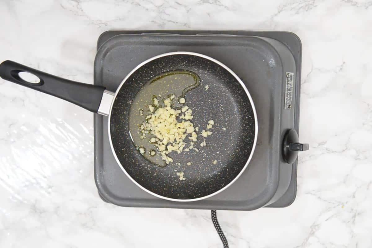 Albumi strapazzati 4 Aglio aggiunto nell'olio d'oliva.