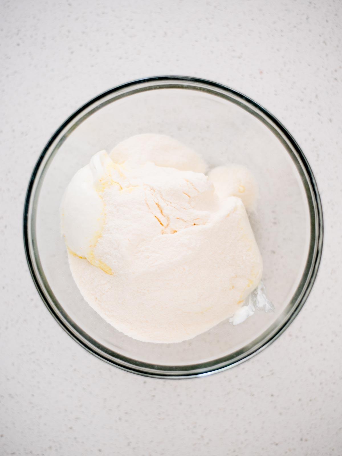 **Salsa allo Yogurt e Formaggio Cremoso per Frutta** 4 ingredienti per il dip di frutta allo yogurt in una ciotola