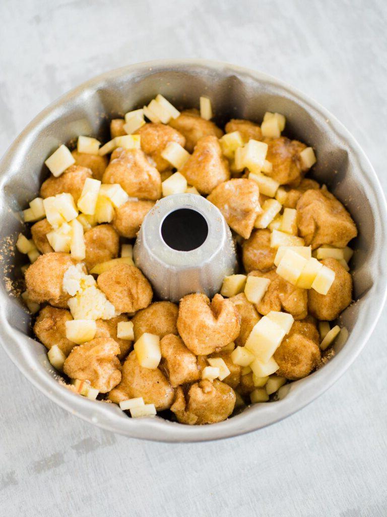 Pane delle Scimmie alla Mela e Cannella con Biscotti Grands 4 raw apple cinnamon monkey bread in a Bundt pan