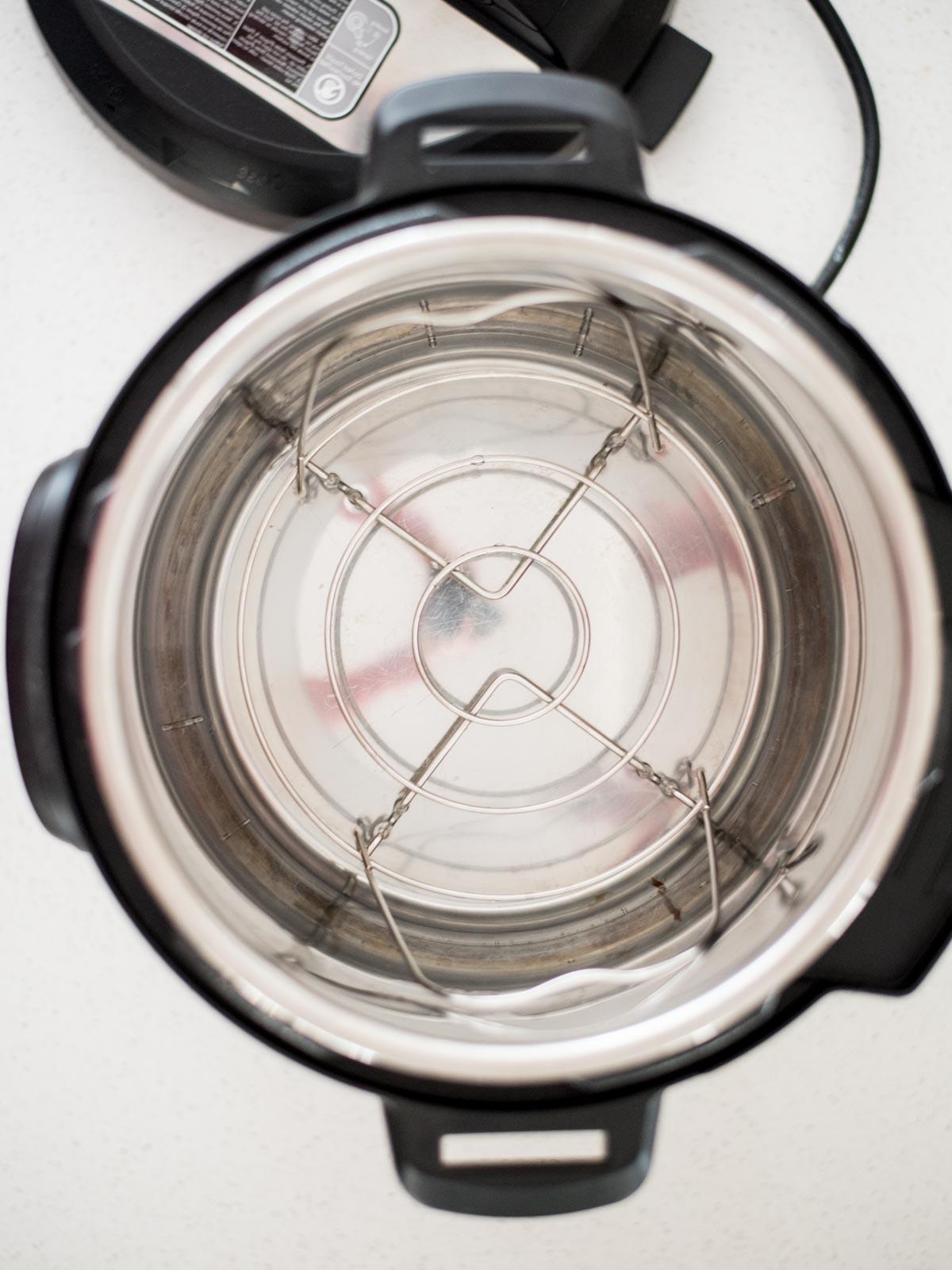 Instant Pot: Uova Sode Perfette 4 trivet and water in an instant pot