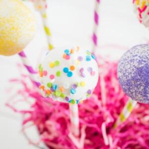 Cake pops in erba decorativa rosa