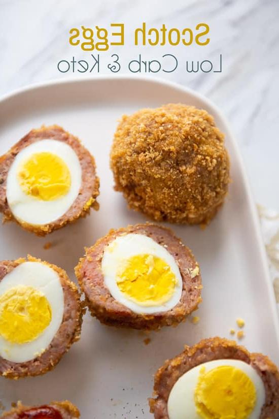 Uova alla Scozzese Low Carb KETO PALEO e deliziose! @EatBetterRecipes Ricetta per colazione Low Carb con croste di maiale tritate