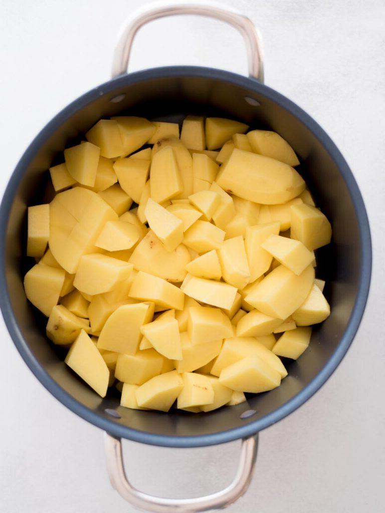 Purè di patate al Boursin 4 Patate pelate e tagliate aggiunte a una grande pentola.