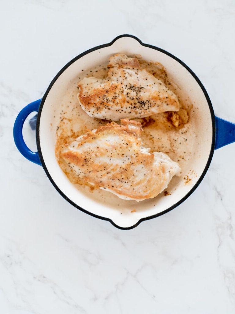 Conchiglie Ripiene di Pollo e Ricotta 4 seared chicken in skillet