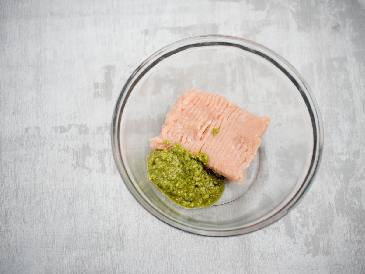 Polpette di Pollo al Pesto 4 pollo crudo e pesto in ciotola di vetro