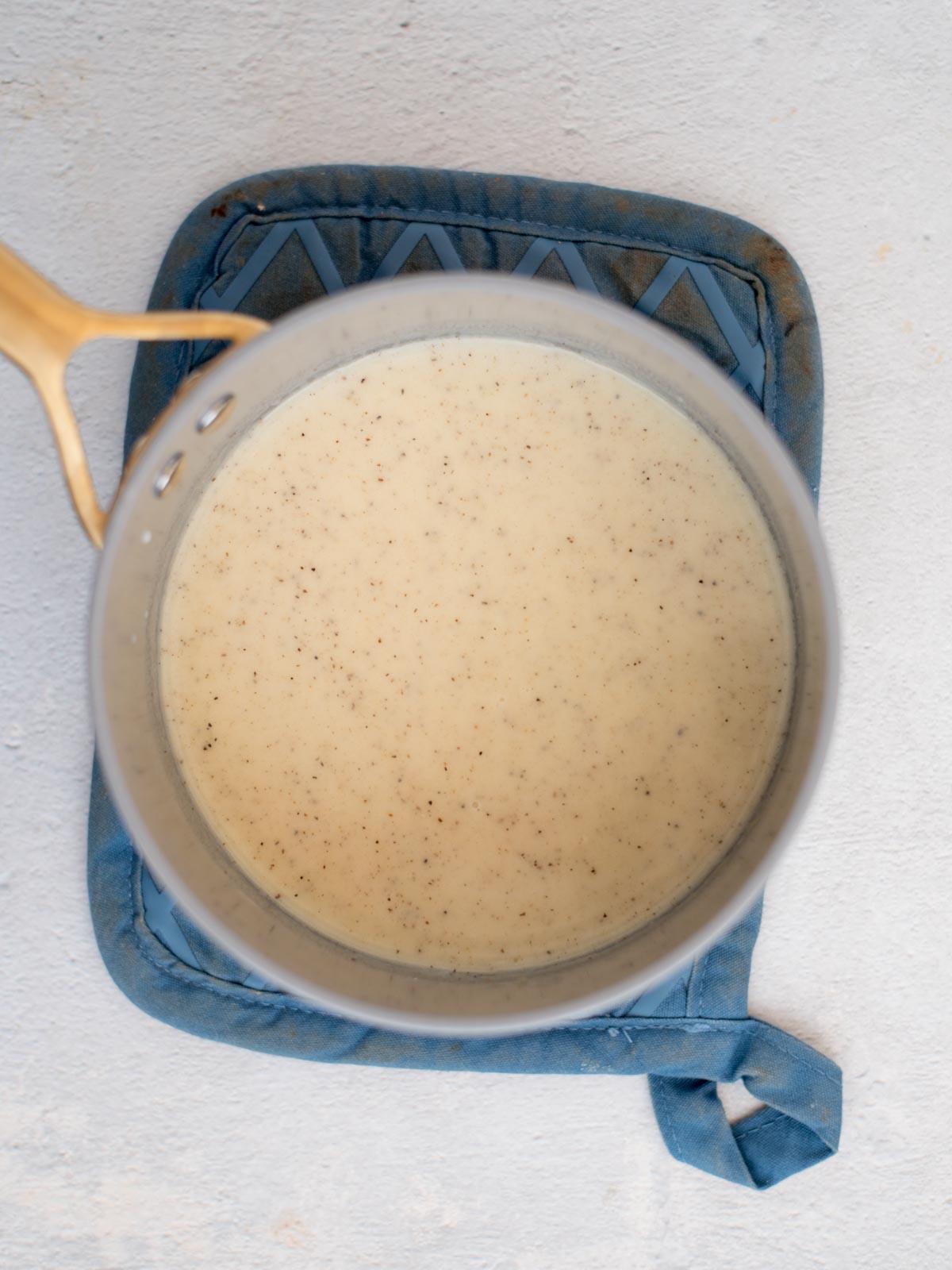 **I Migliori Maccheroni al Forno Super Formaggiosi** 4 Roux che si forma in una casseruola sul fuoco medio.