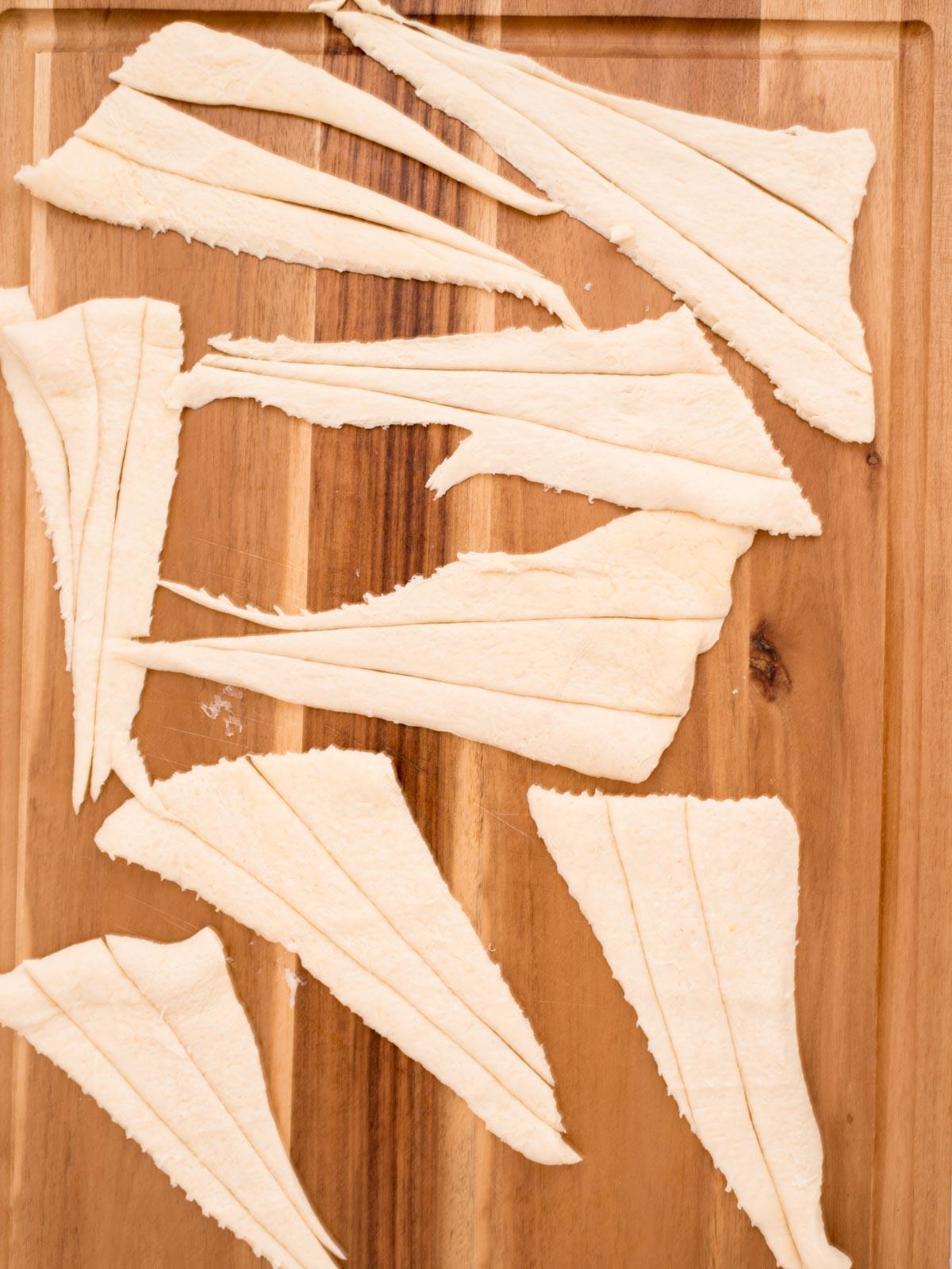 Mini Wurstel in Pasta Sfoglia 4 Pasta sfoglia cruda rimossa dalla confezione e posta su un tagliere.