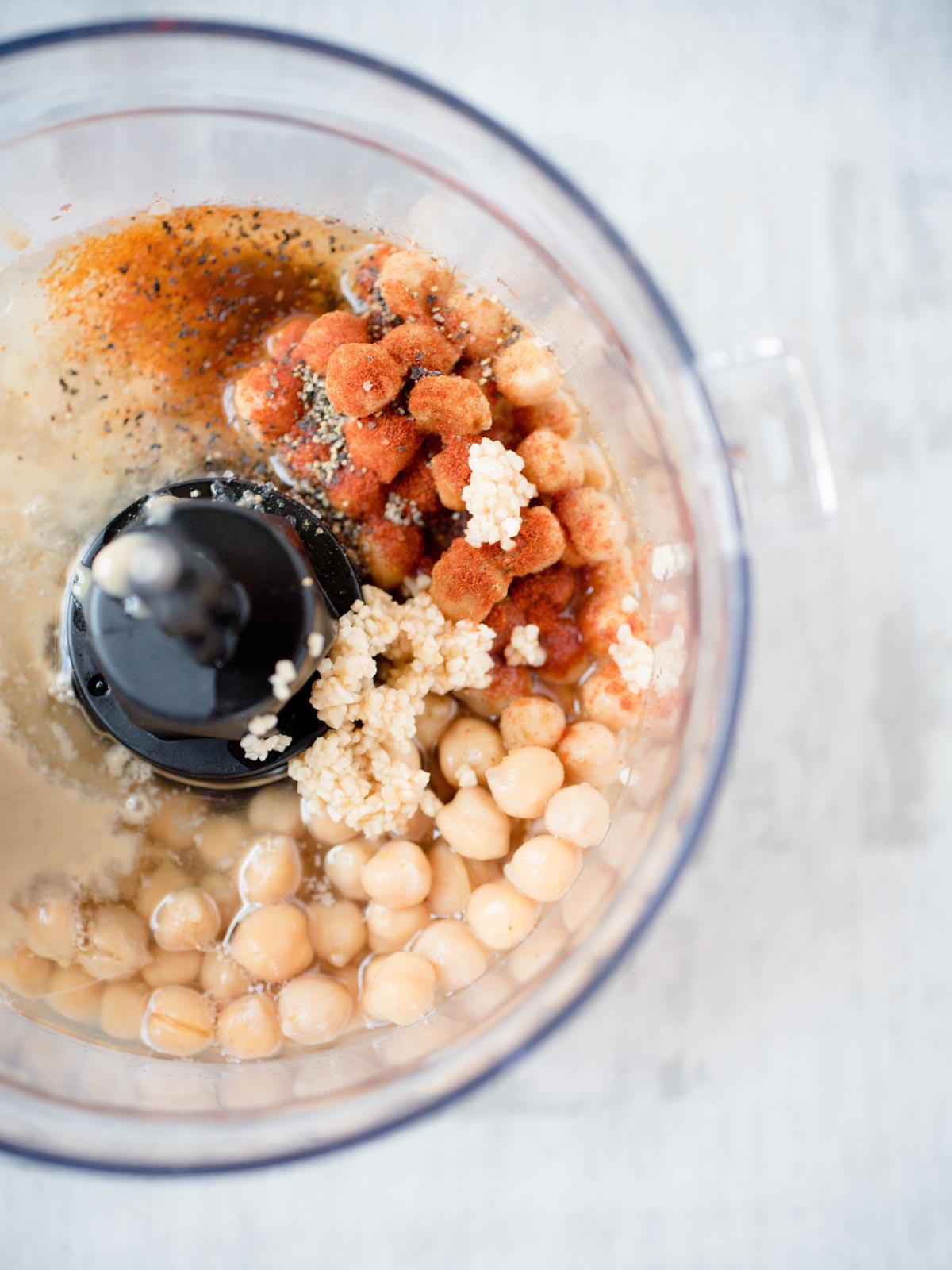 Facile Hummus Fatto in Casa 4 Ingredienti per hummus in frullatore da cucina prima della miscelazione