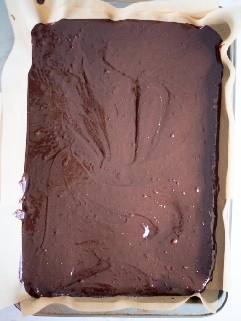 Brownies di Halloween 4 Impasto di brownie pronto nella teglia