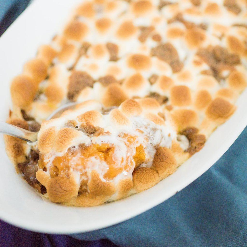 Ricette Instant Pot per il Ringraziamento 3 Casseruola di patate dolci servita da una teglia