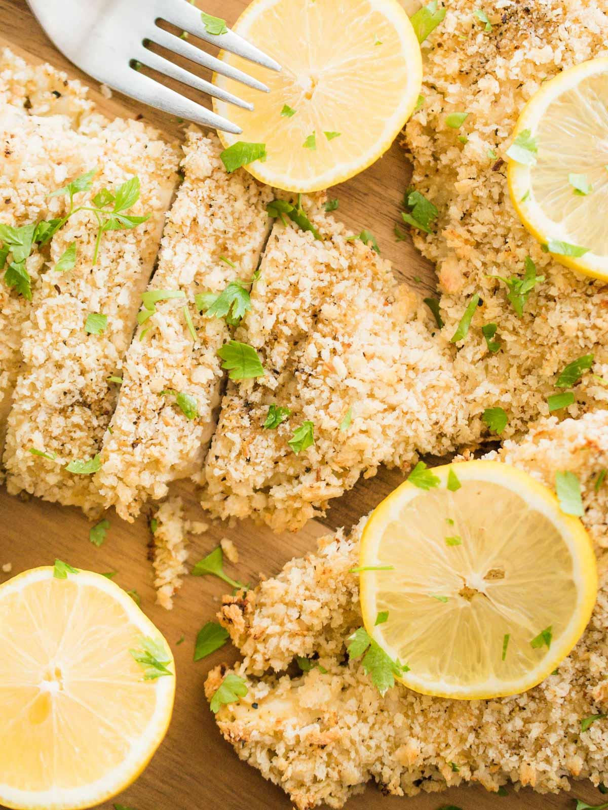Pollo al Forno al Limone e Pepe 4 Panoramica di pollo al limone e pepe affettato, condito con prezzemolo e limone
